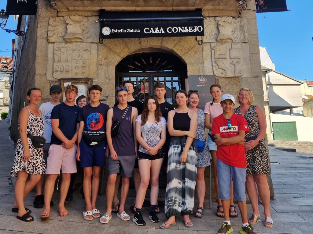 Group of students on a trip in Camino